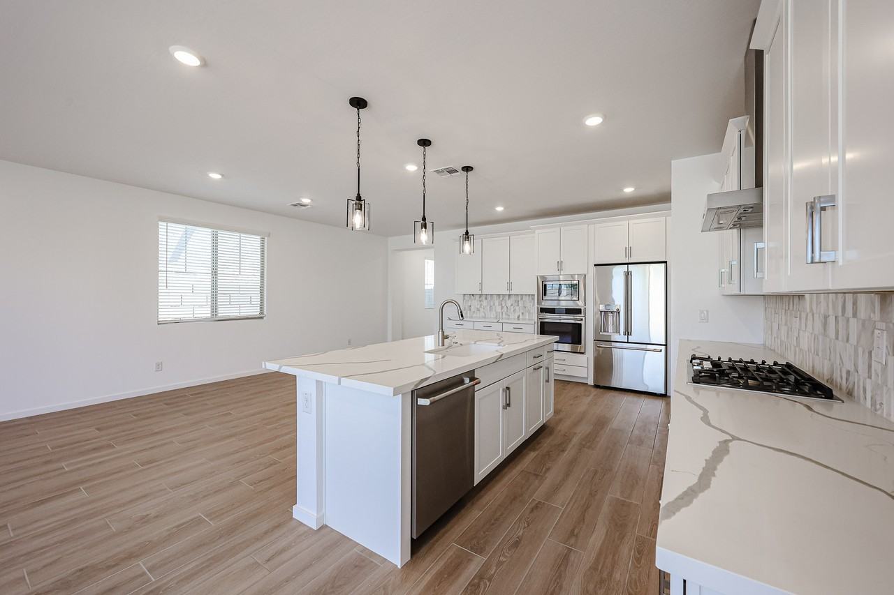 2484 W Rowel Rd - Photo 5 of 48