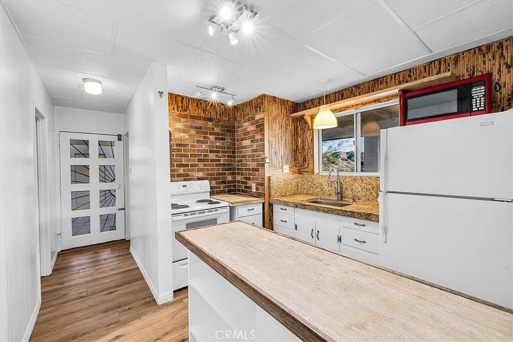 52724 Altadena Dr - Photo 2 of 13