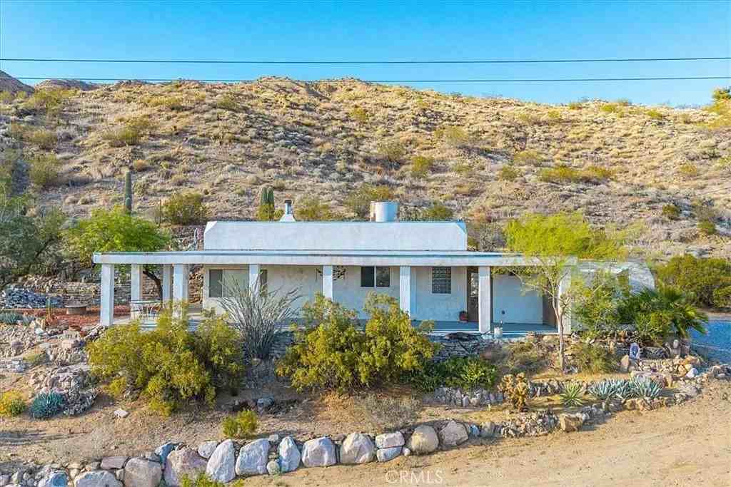 52724 Altadena Dr - Photo 3 of 13