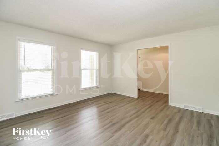 1810 Chestnut Dr - Photo 3 of 15