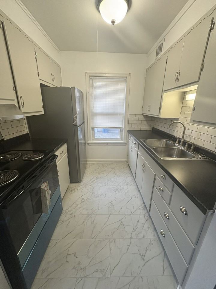 603 Bryn Mawr Blvd #603 - Photo 3 of 7