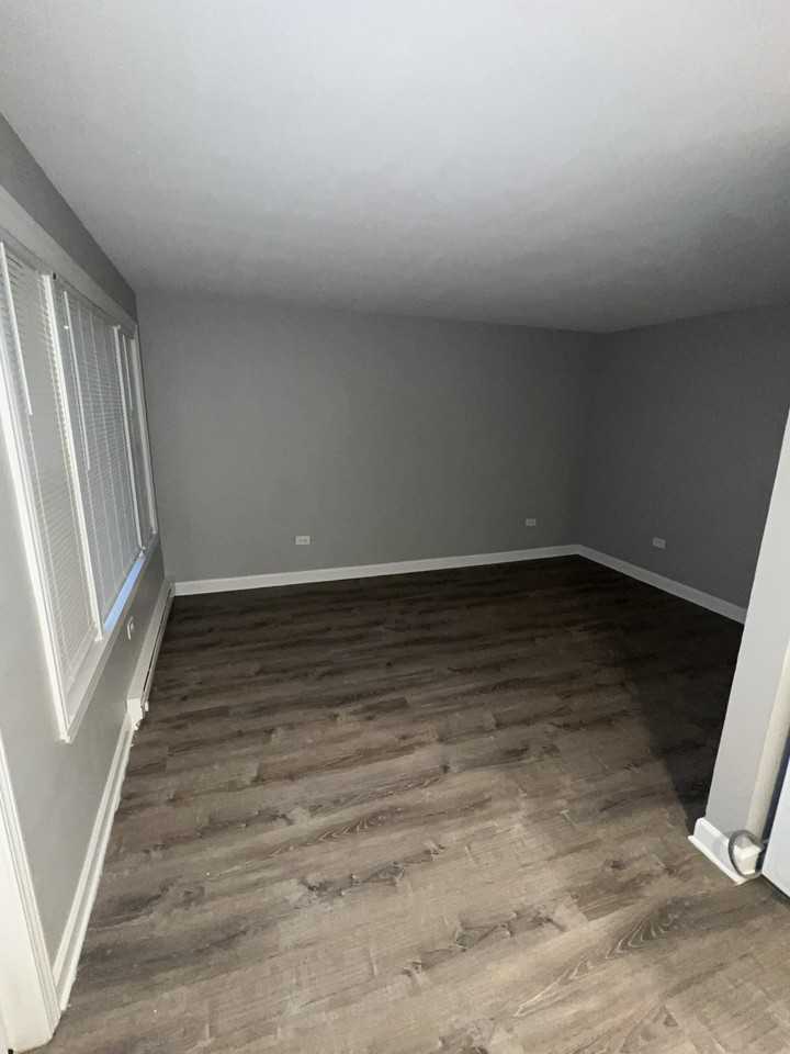 2113 119th St #1B - Photo 2 of 7