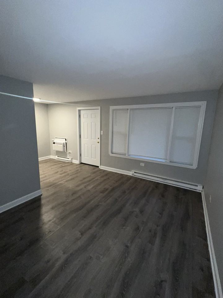 2113 119th St #1B - Photo 3 of 7