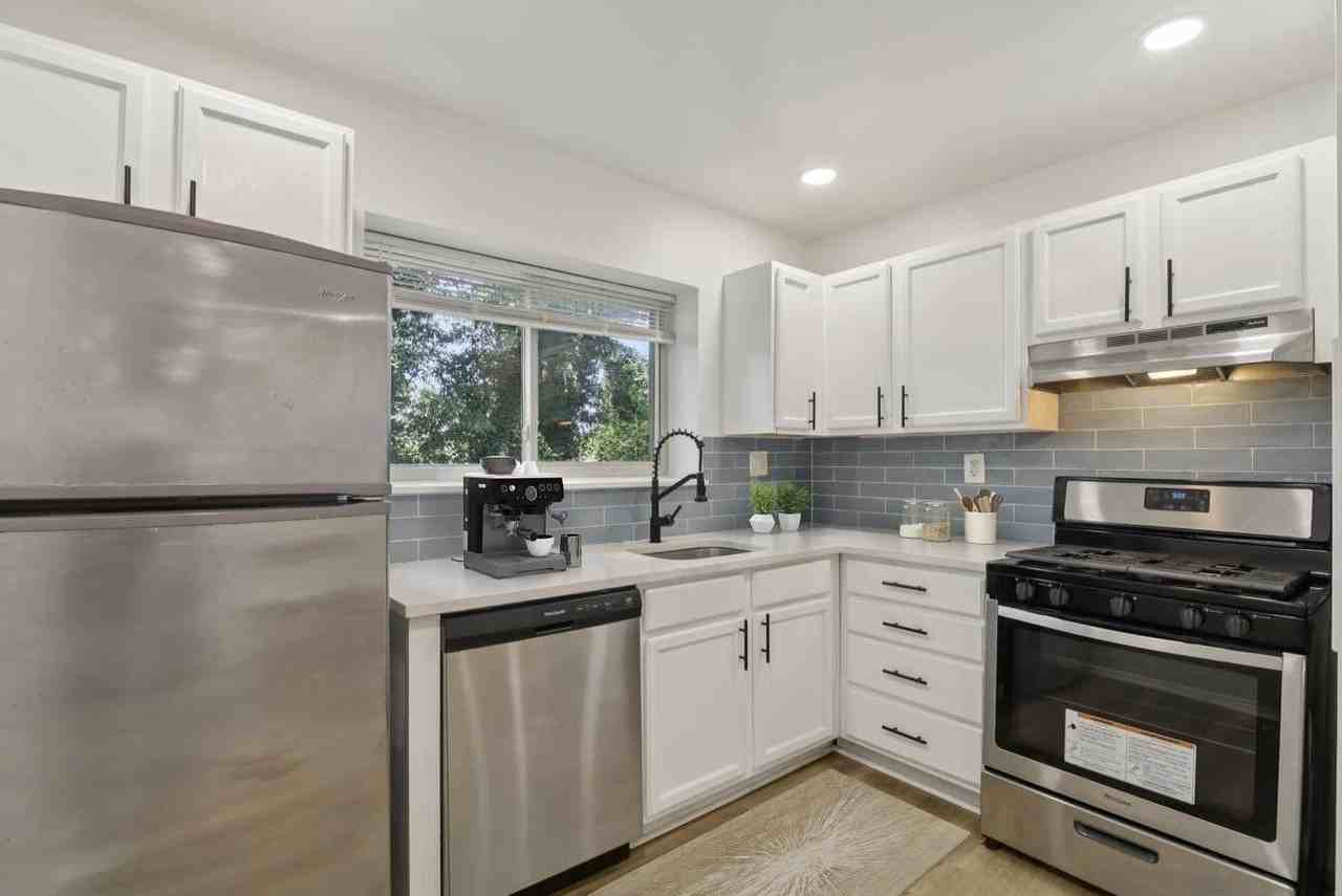 Barclay Square Apartments - Photo 4 of 50