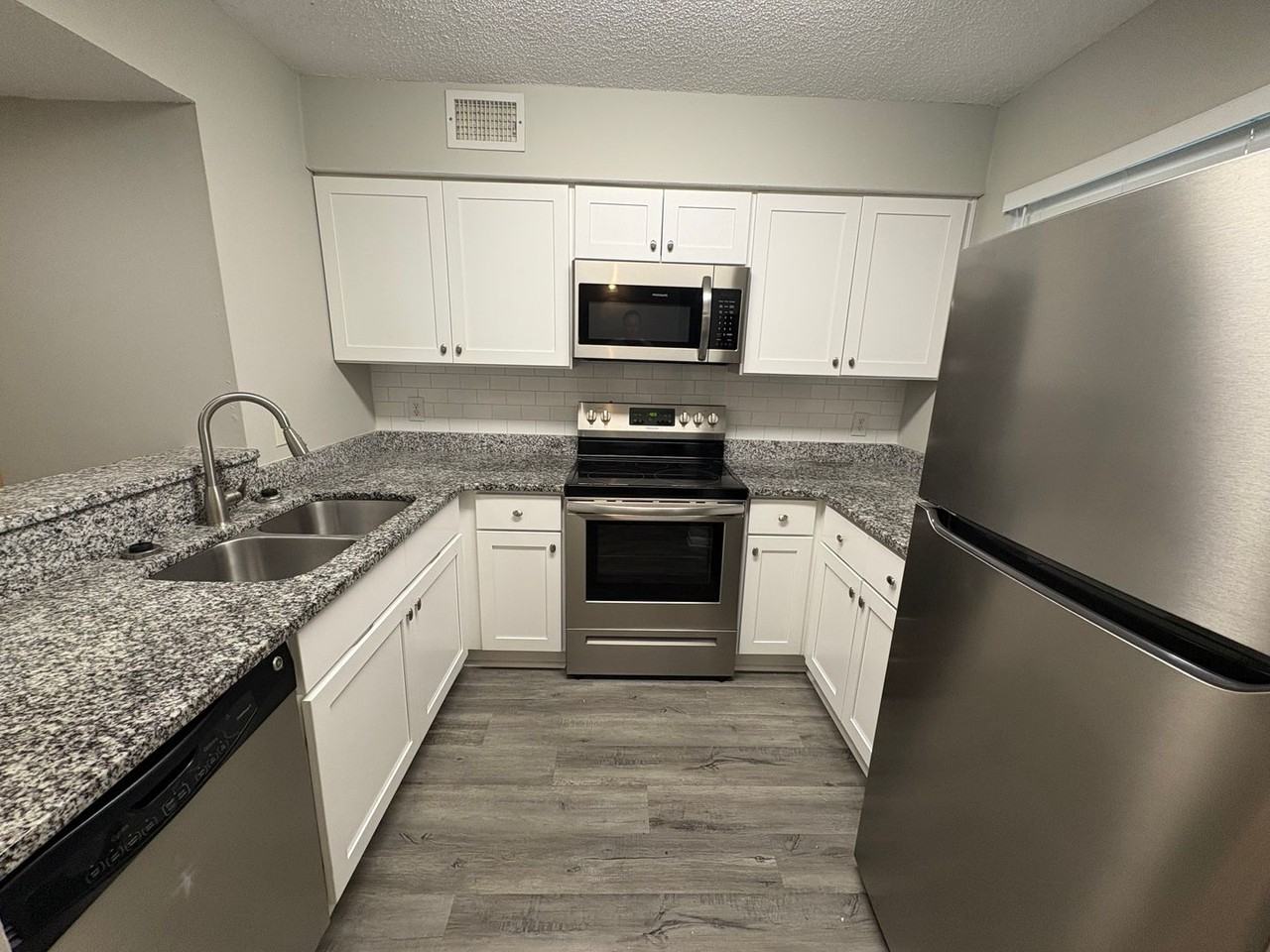 1357 Kingsley Ave - Photo 2 of 8