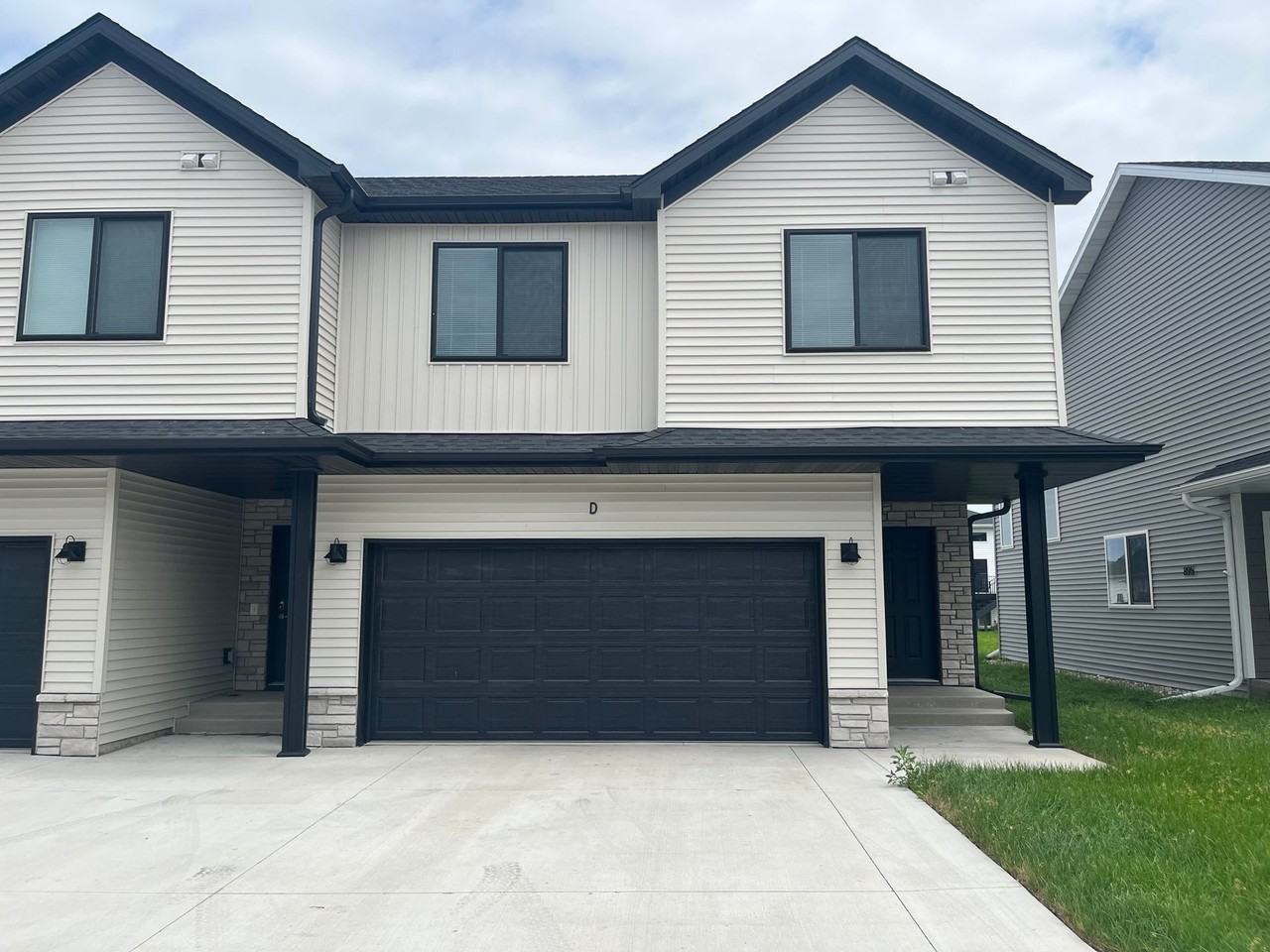 6137 Martin Ln W - Photo 7 of 37