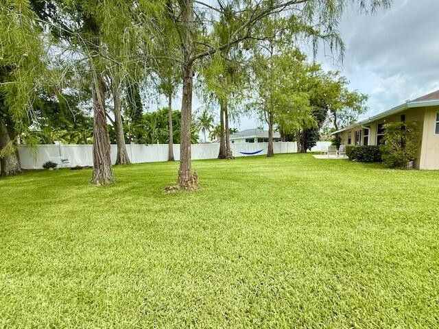 228 Park Road North - Photo 3 of 18