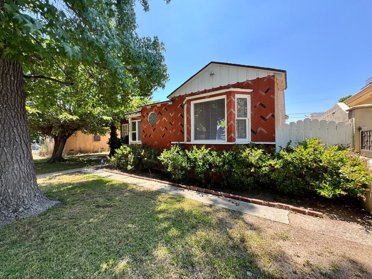 4715 Buffalo Ave - Photo 3 of 26