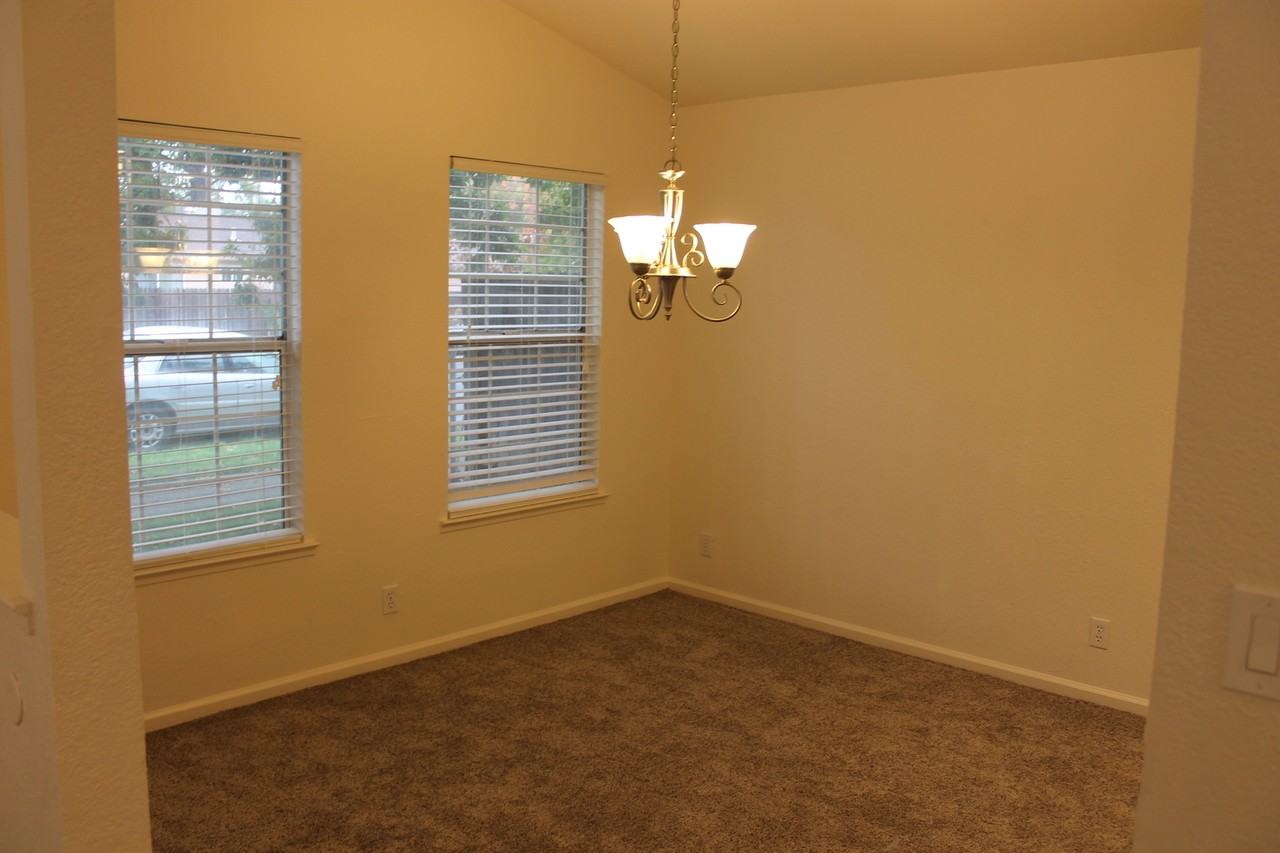 2831 32nd St - Photo 3 of 8