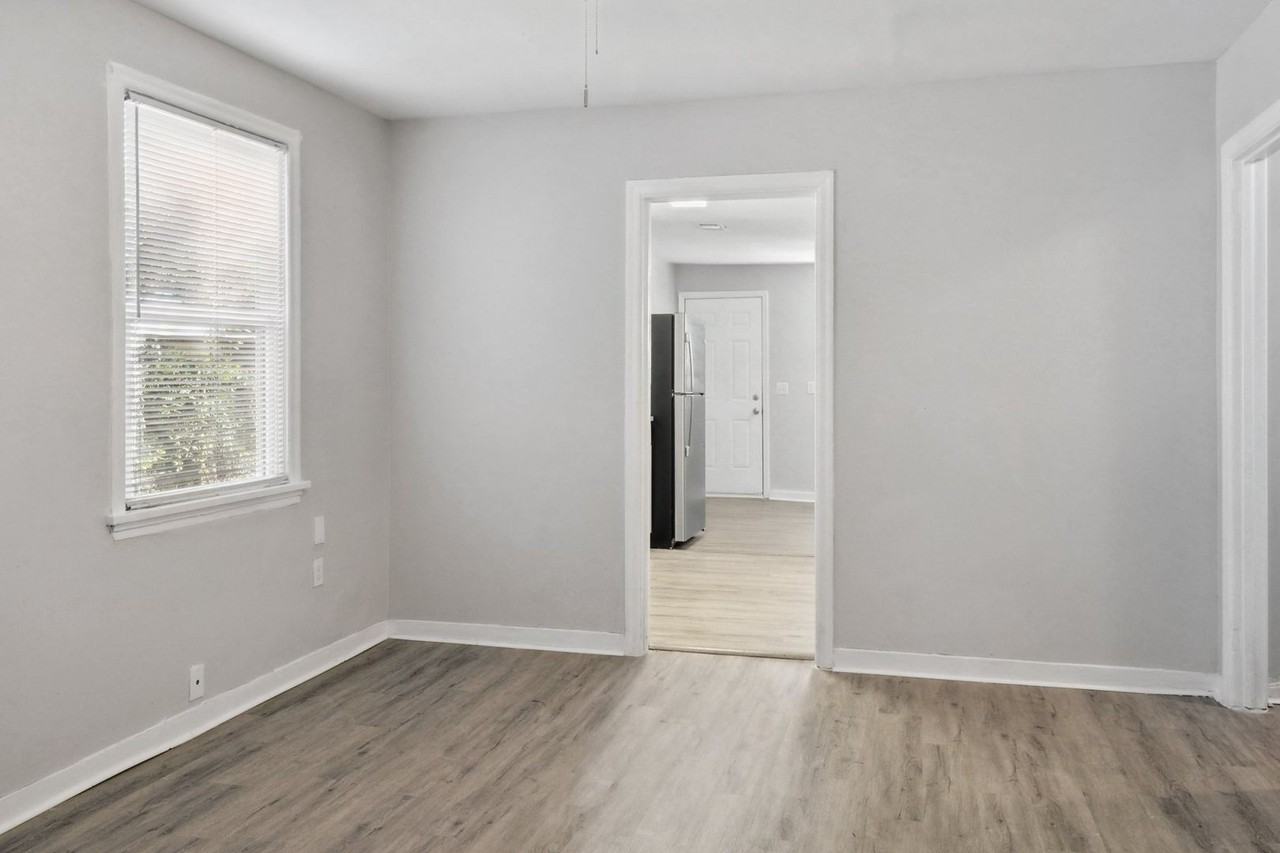 2231 Greenwood St - Photo 4 of 20