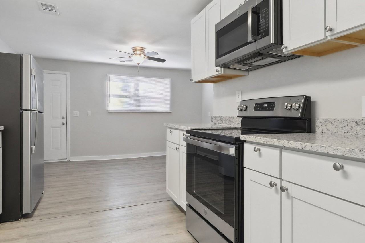 2231 Greenwood St - Photo 5 of 20