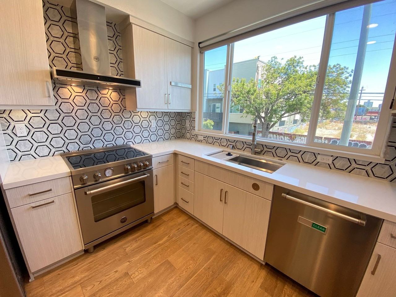 2245 Myrtle St - Photo 2 of 28