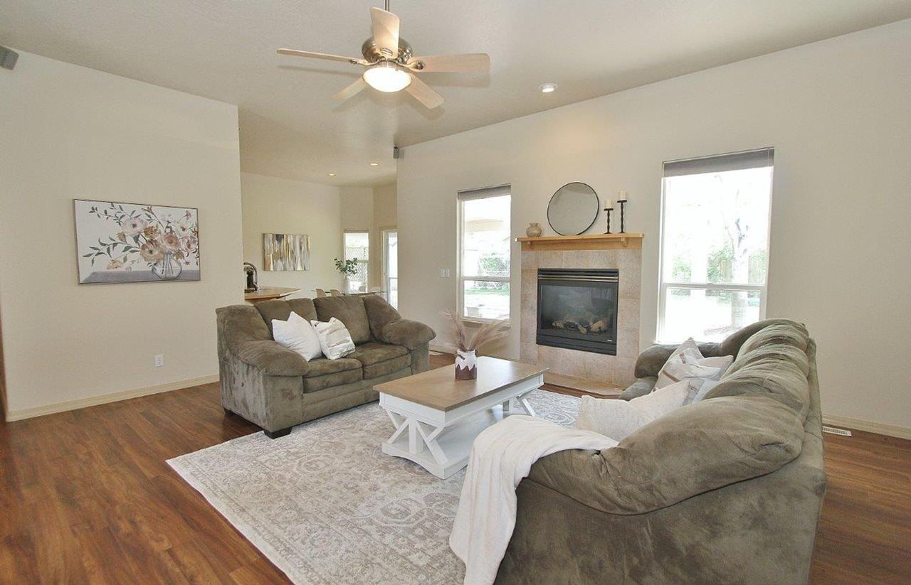 2074 S Tollgate Way - Photo 3 of 30