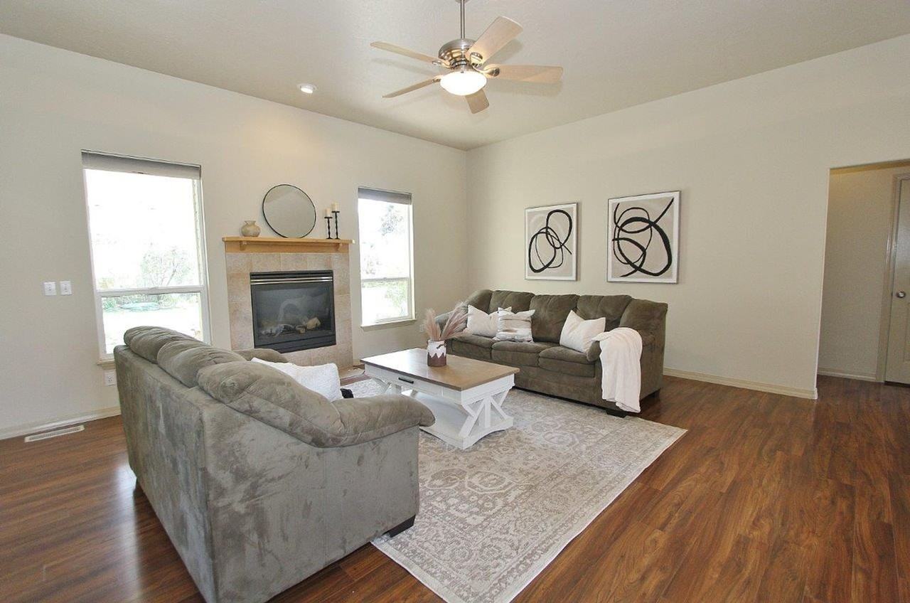 2074 S Tollgate Way - Photo 4 of 30
