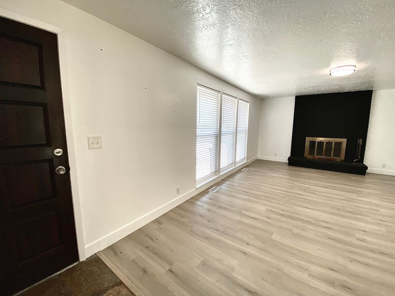 3911 S Minuteman Way - Photo 3 of 34