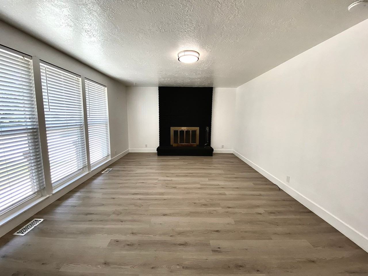 3911 S Minuteman Way - Photo 4 of 34