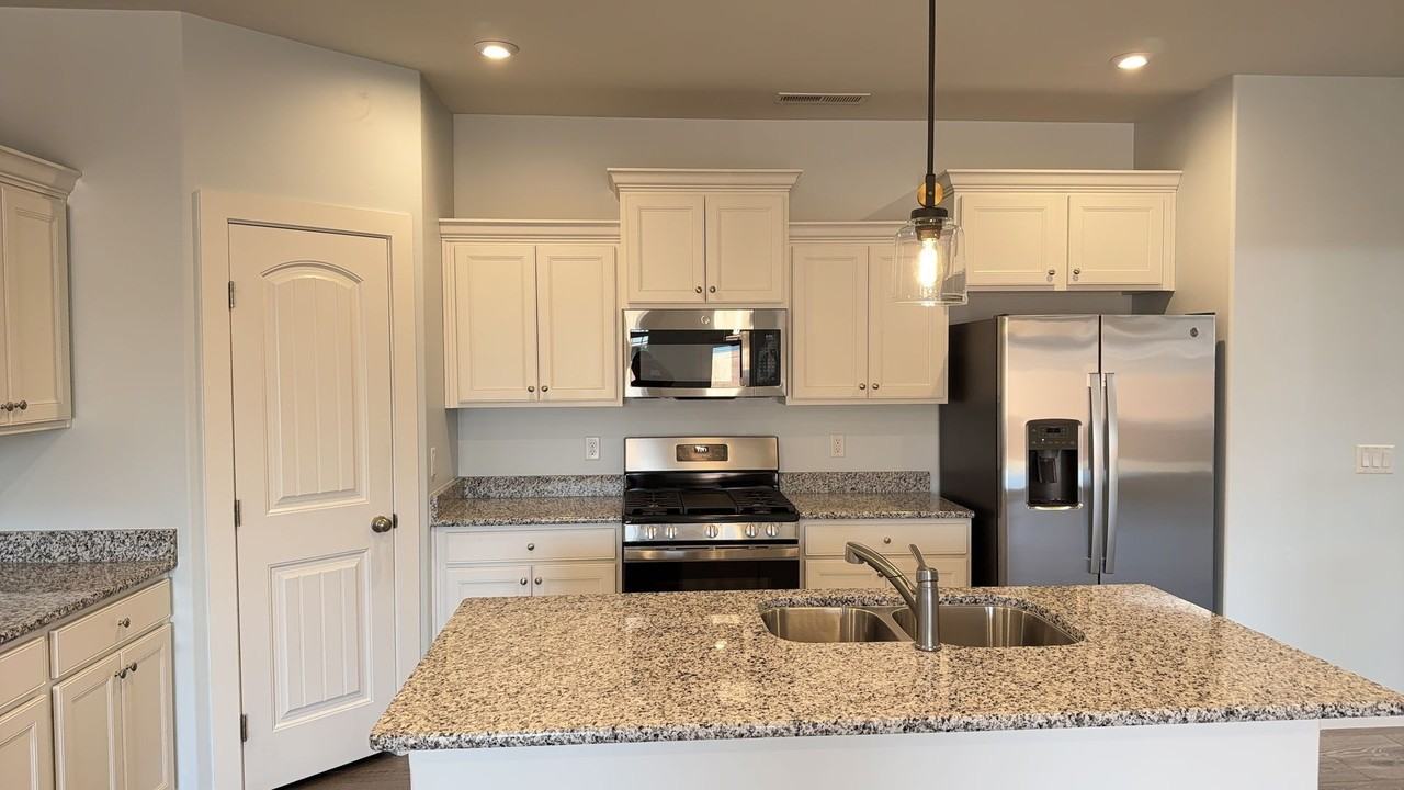 909 N Pleasant Valley Ln - Photo 4 of 23