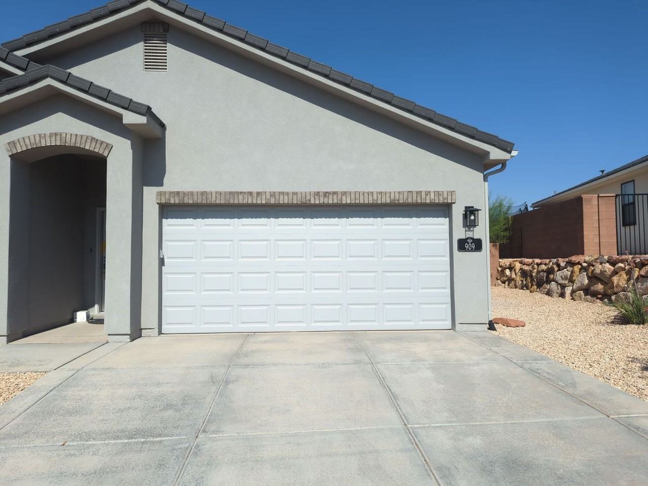 909 N Pleasant Valley Ln - Photo 6 of 23