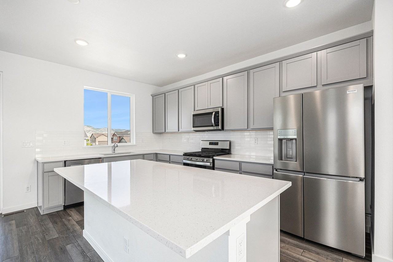 8728 Hotchkiss St - Photo 3 of 41