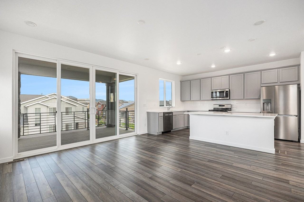 8728 Hotchkiss St - Photo 4 of 41