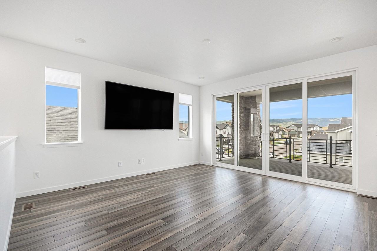 8728 Hotchkiss St - Photo 7 of 41