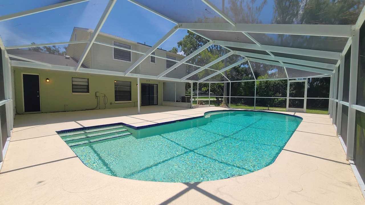 15802 Bridgewater Ln - Photo 2 of 33