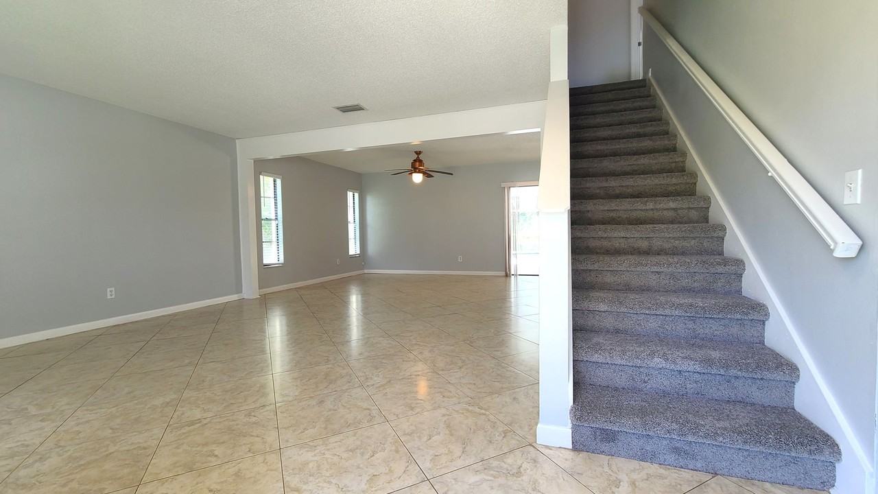 15802 Bridgewater Ln - Photo 3 of 33