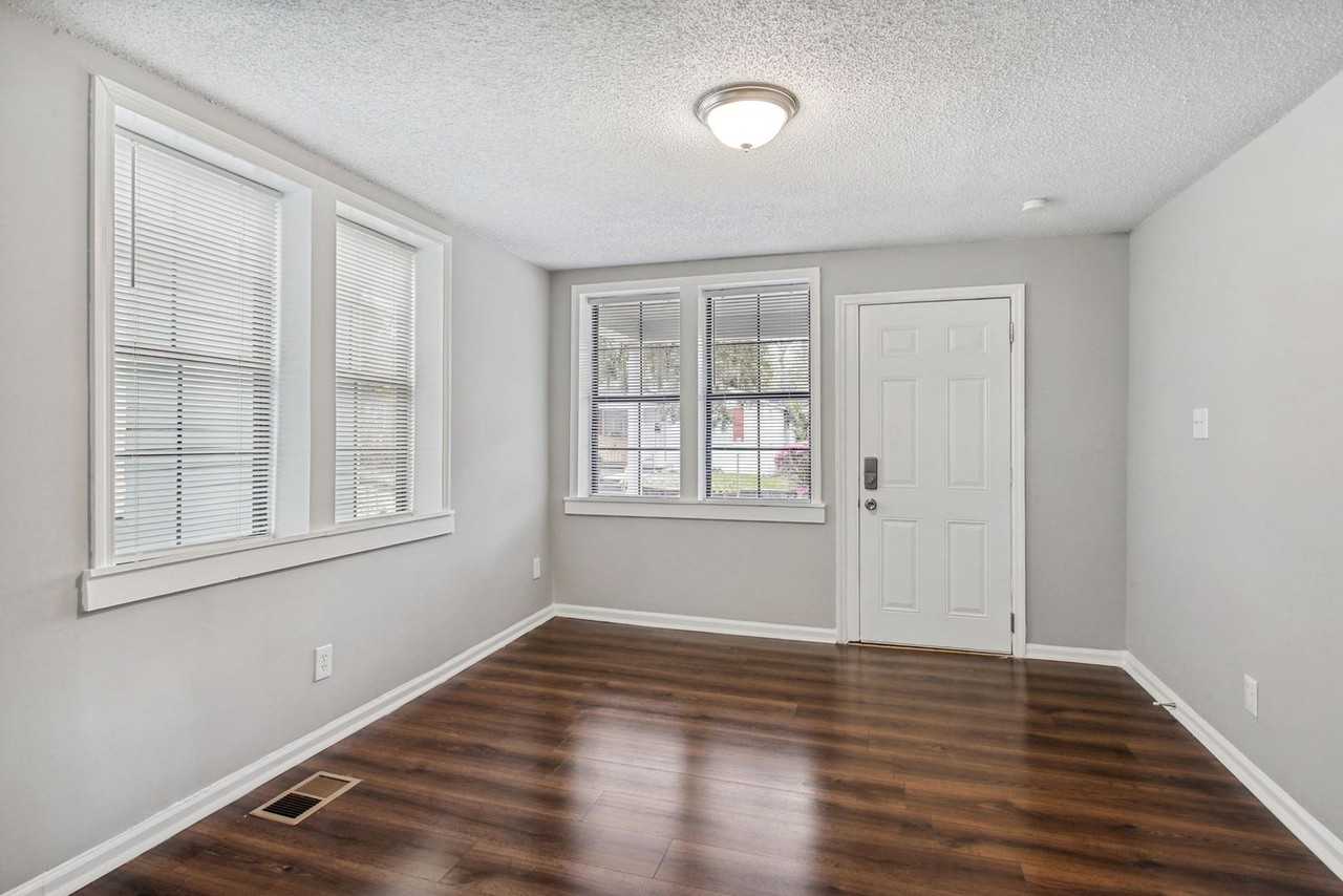 1036 West 38th Street - Photo 3 of 21