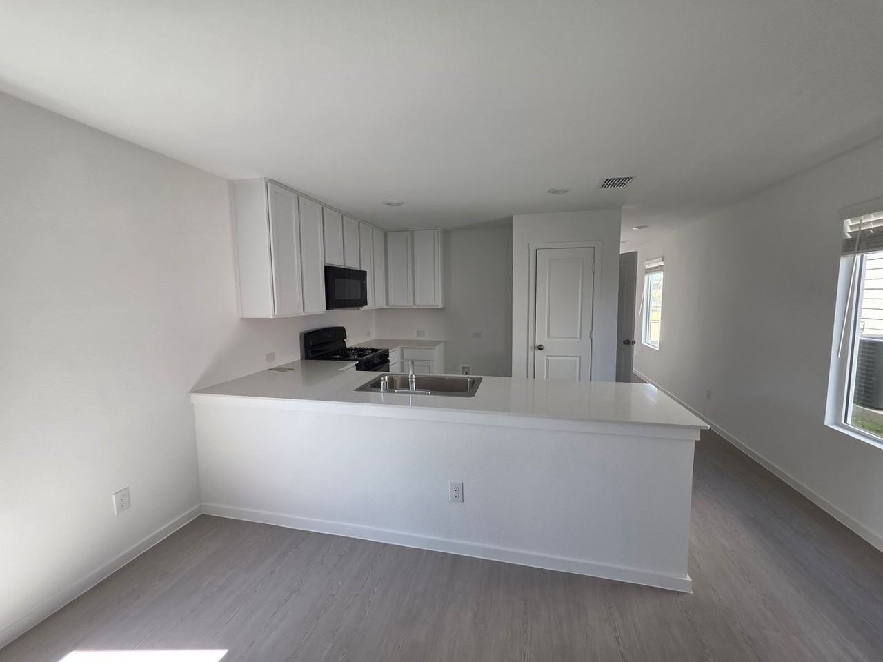 12188 Morgan Dr - Photo 4 of 17