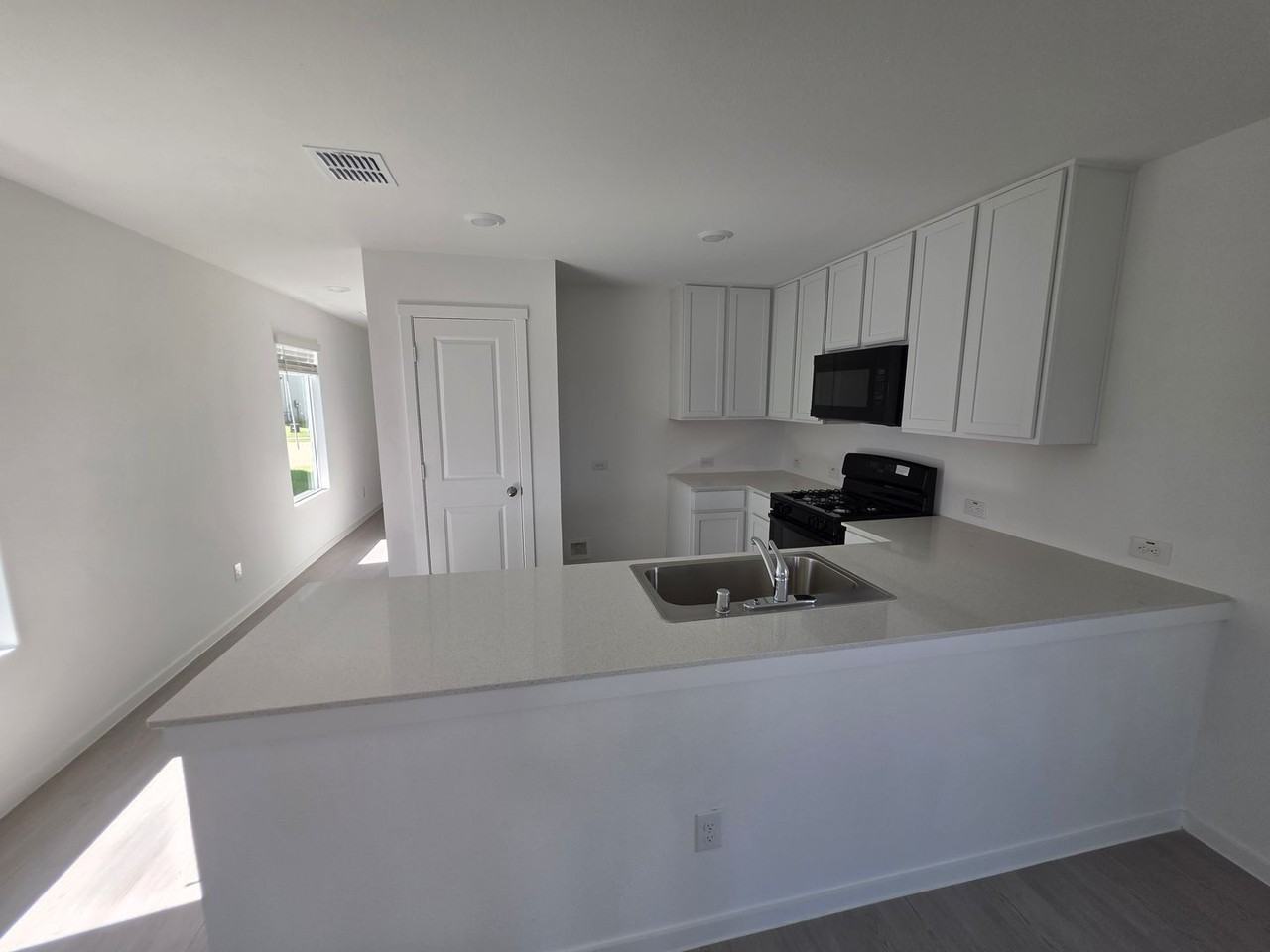 12148 Morgan Dr - Photo 4 of 15