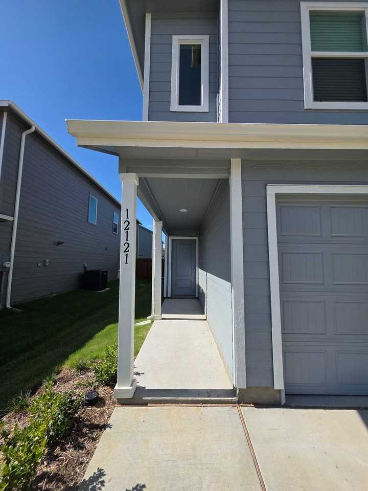 12121 Morgan Dr - Photo 2 of 18