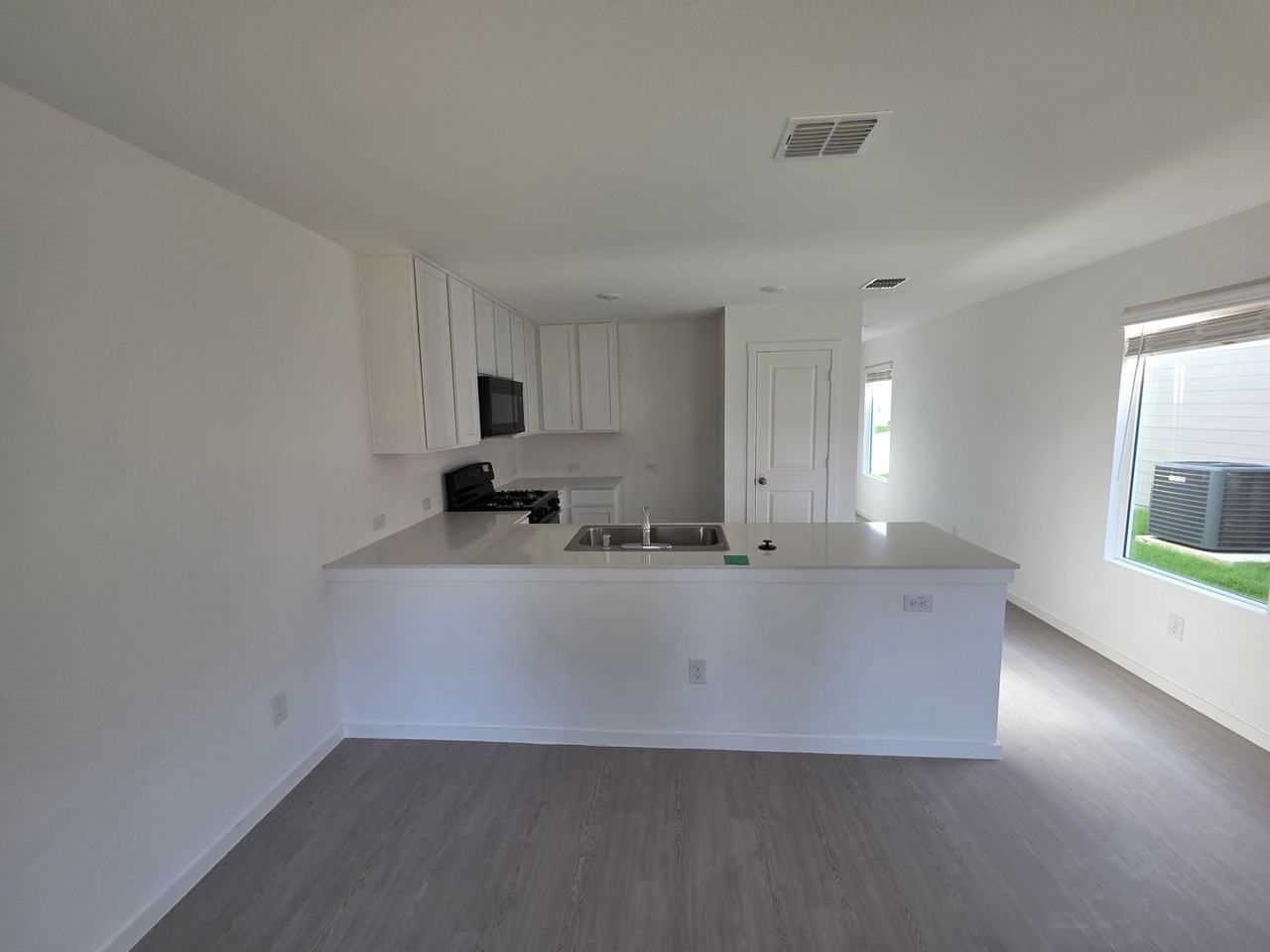 12121 Morgan Dr - Photo 3 of 18