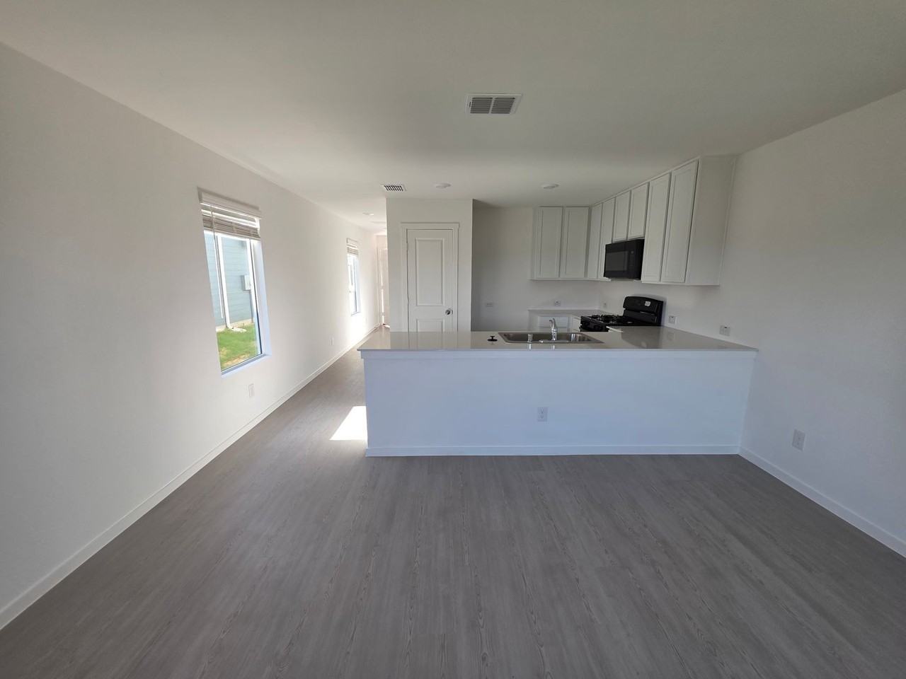 12136 Morgan Dr - Photo 3 of 15