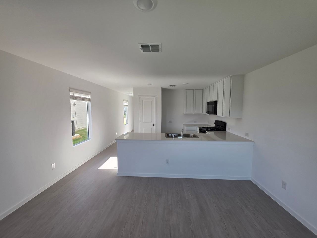 12144 Morgan Dr - Photo 3 of 17