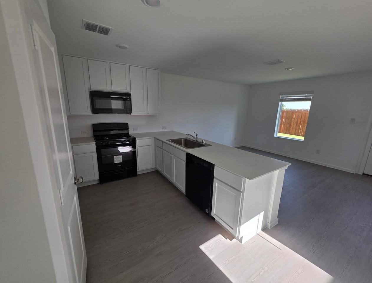 12144 Morgan Dr - Photo 4 of 17