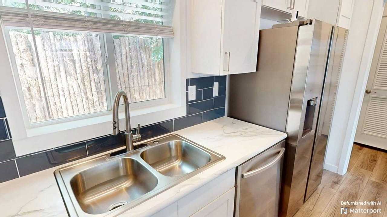 703 Columbia St - Photo 5 of 22