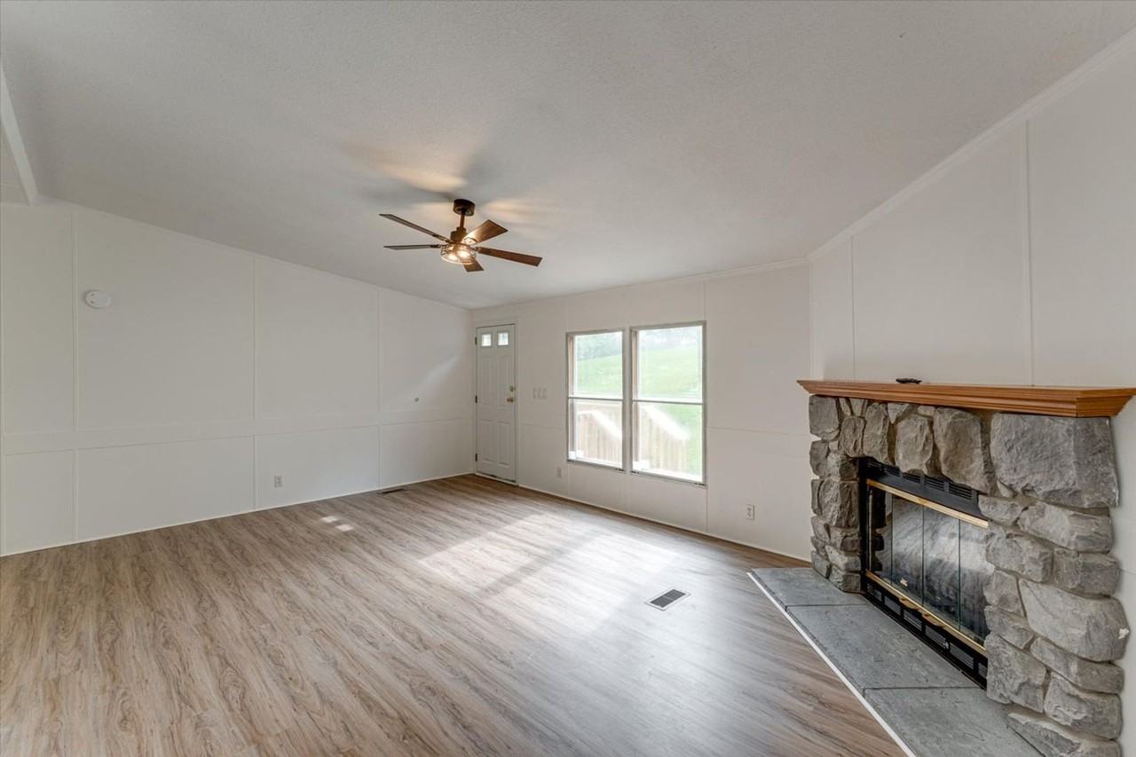 10708 Canyon Cir - Photo 4 of 30