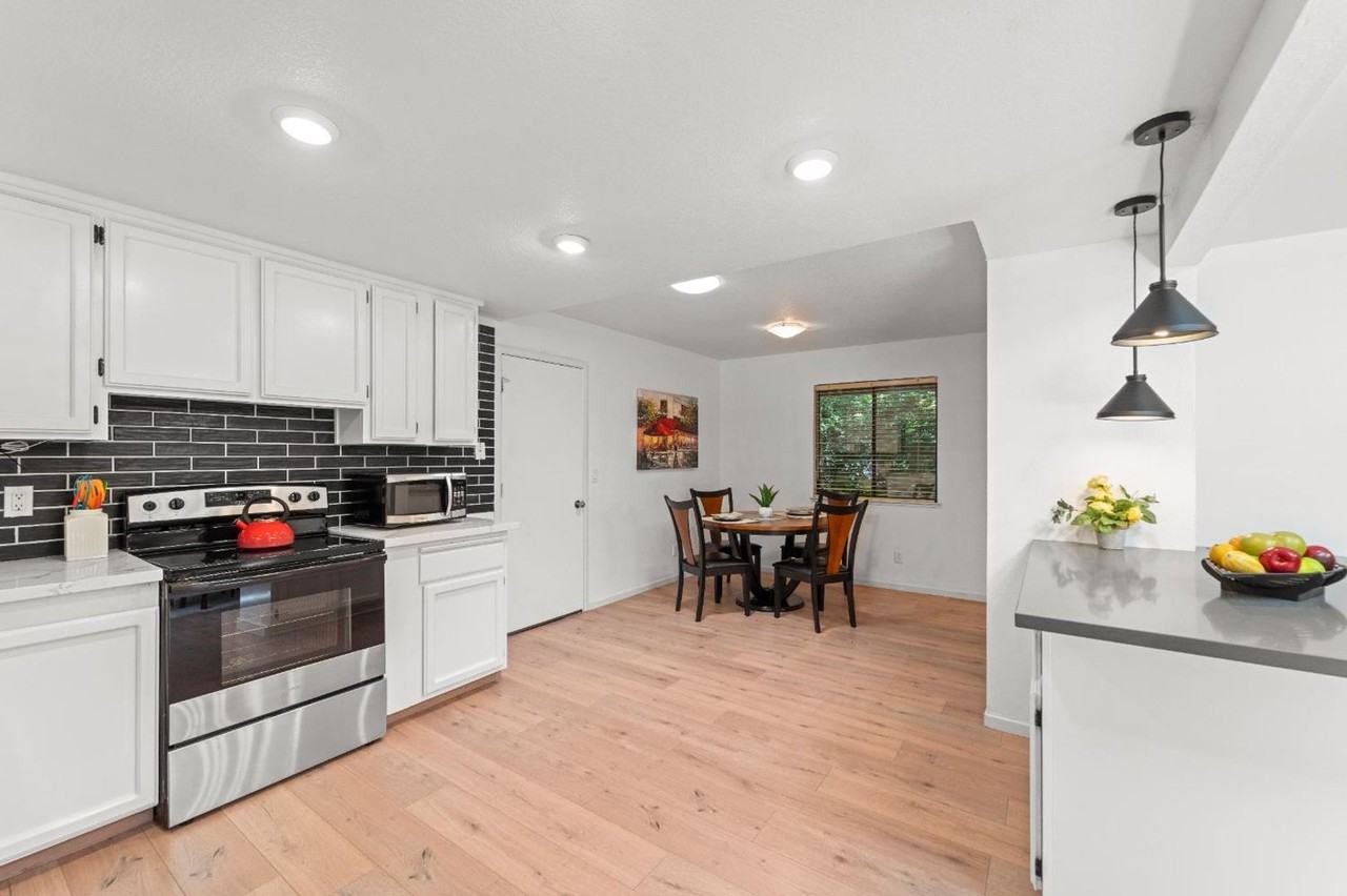 2042 University Park Dr - Photo 2 of 19