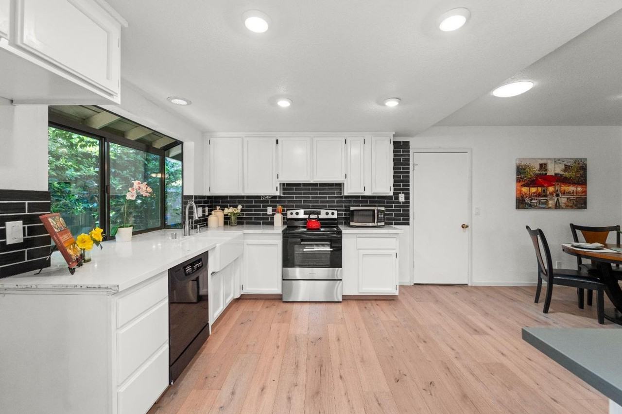 2042 University Park Dr - Photo 3 of 19