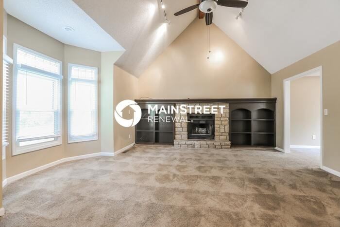 15456 Robinson St - Photo 3 of 18