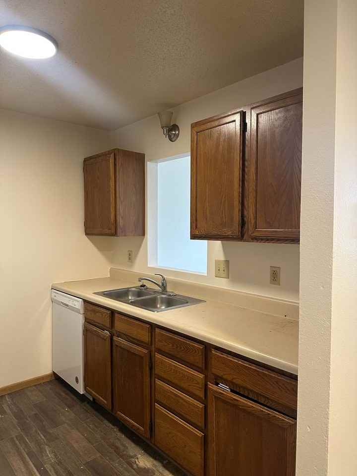 Eastwood 1212 - Photo 4 of 10