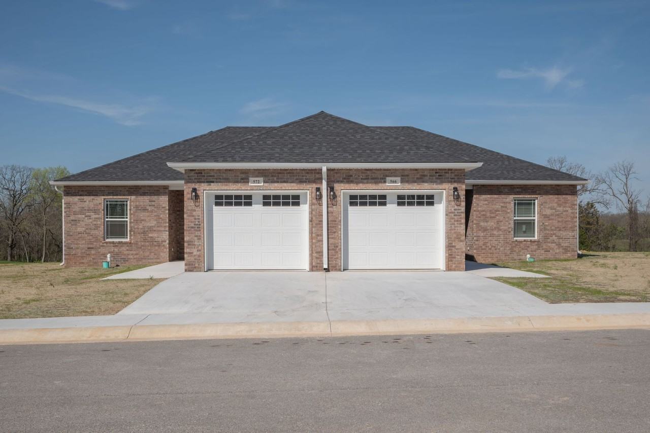 566 Pineview Ln - Photo 2 of 10