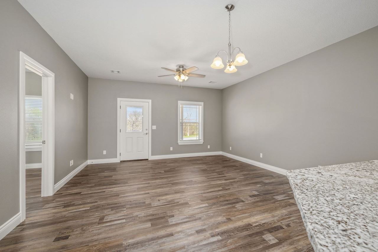 566 Pineview Ln - Photo 3 of 10