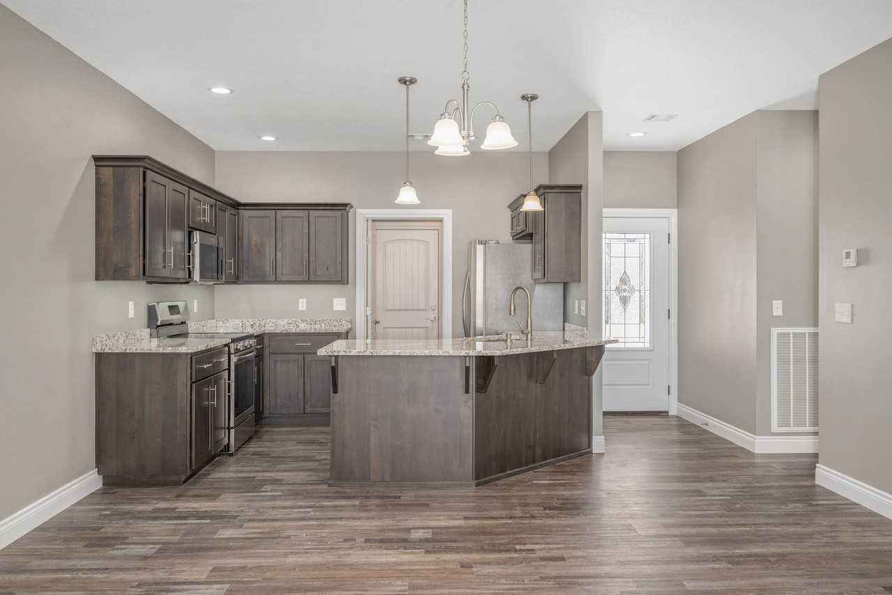 566 Pineview Ln - Photo 4 of 10