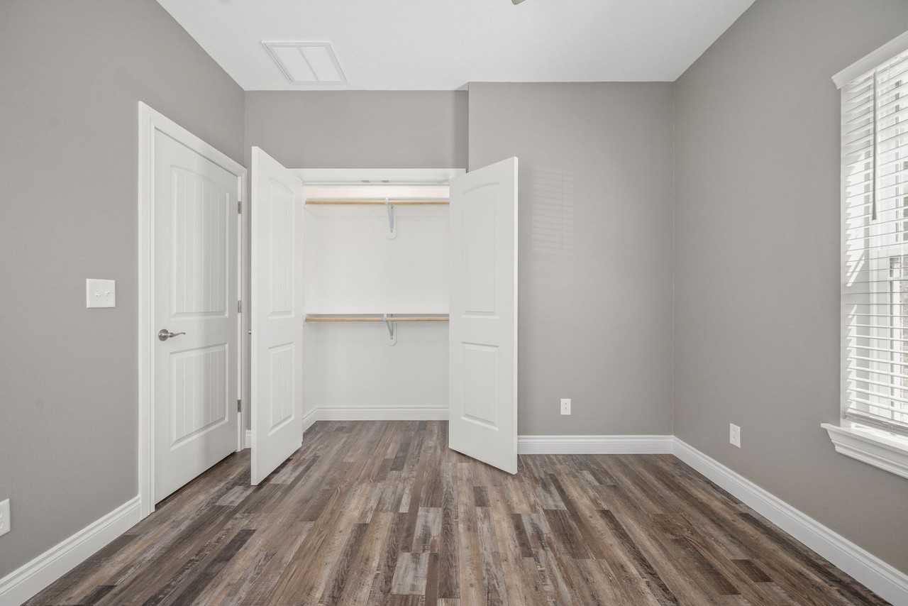 566 Pineview Ln - Photo 7 of 10