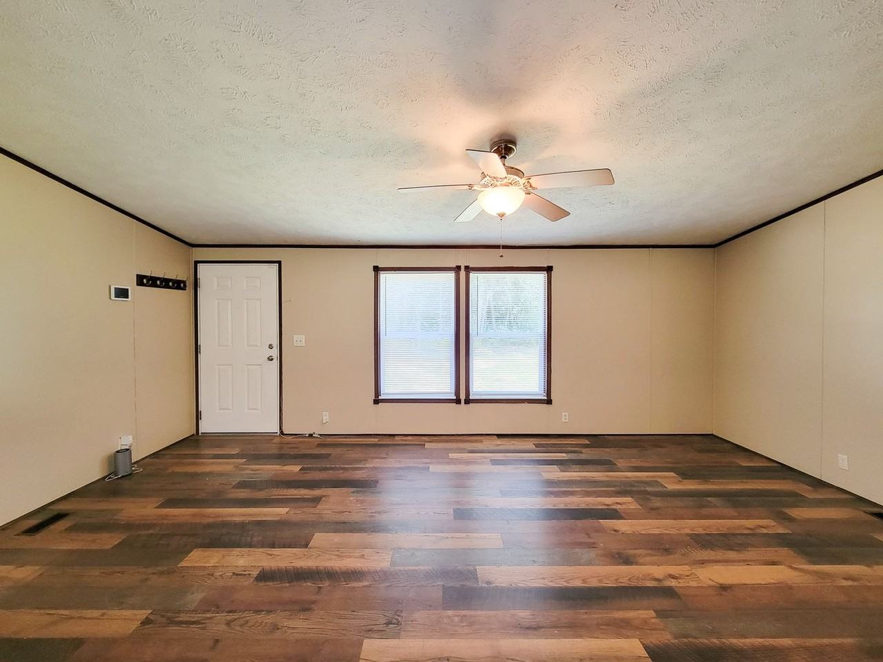 10754 Lake Shore Dr - Photo 5 of 47