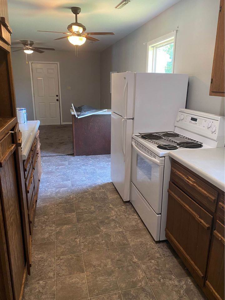 605 Hillview Dr - Photo 3 of 23