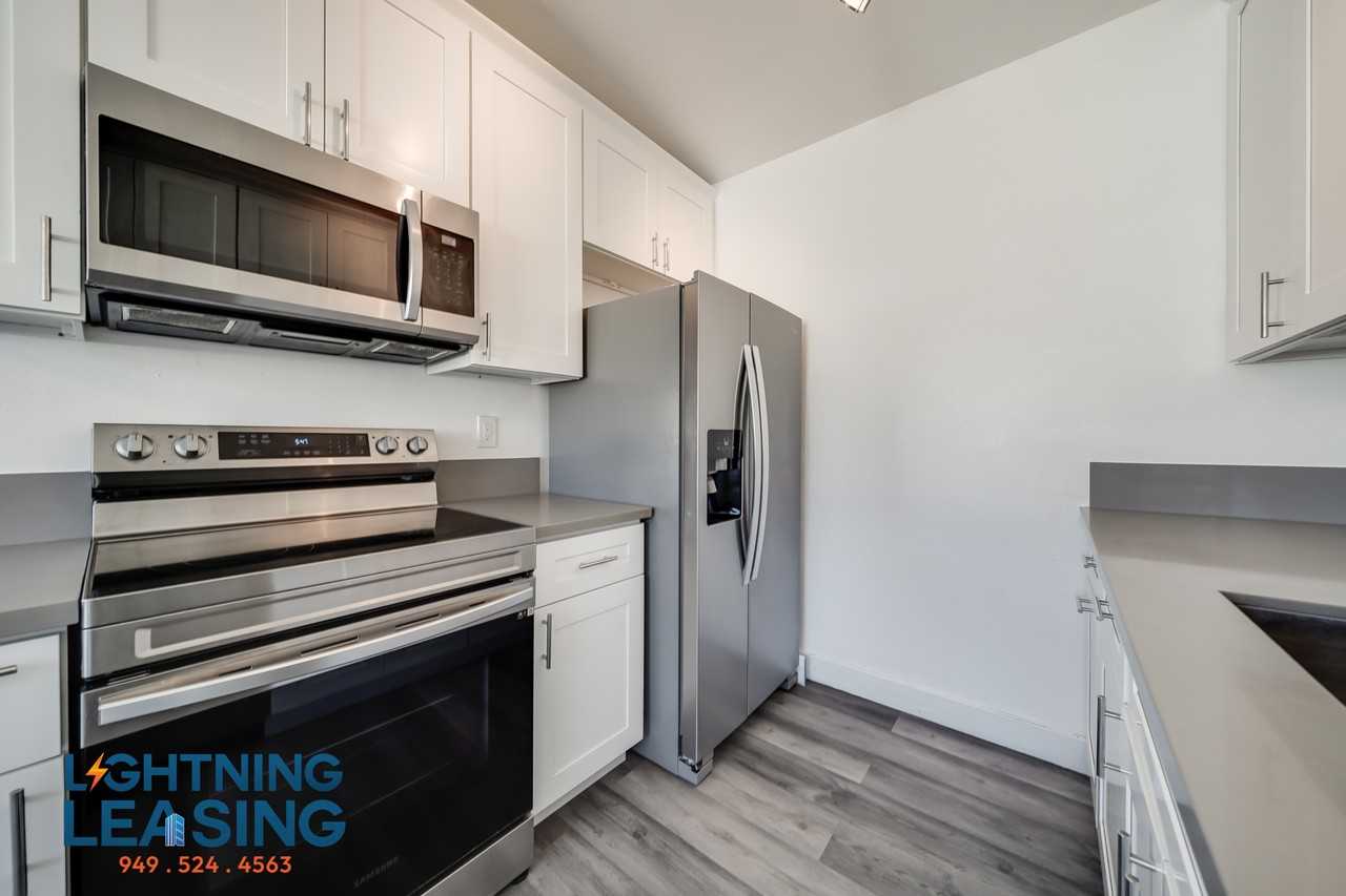 326 W Queen St #11D - Photo 2 of 36