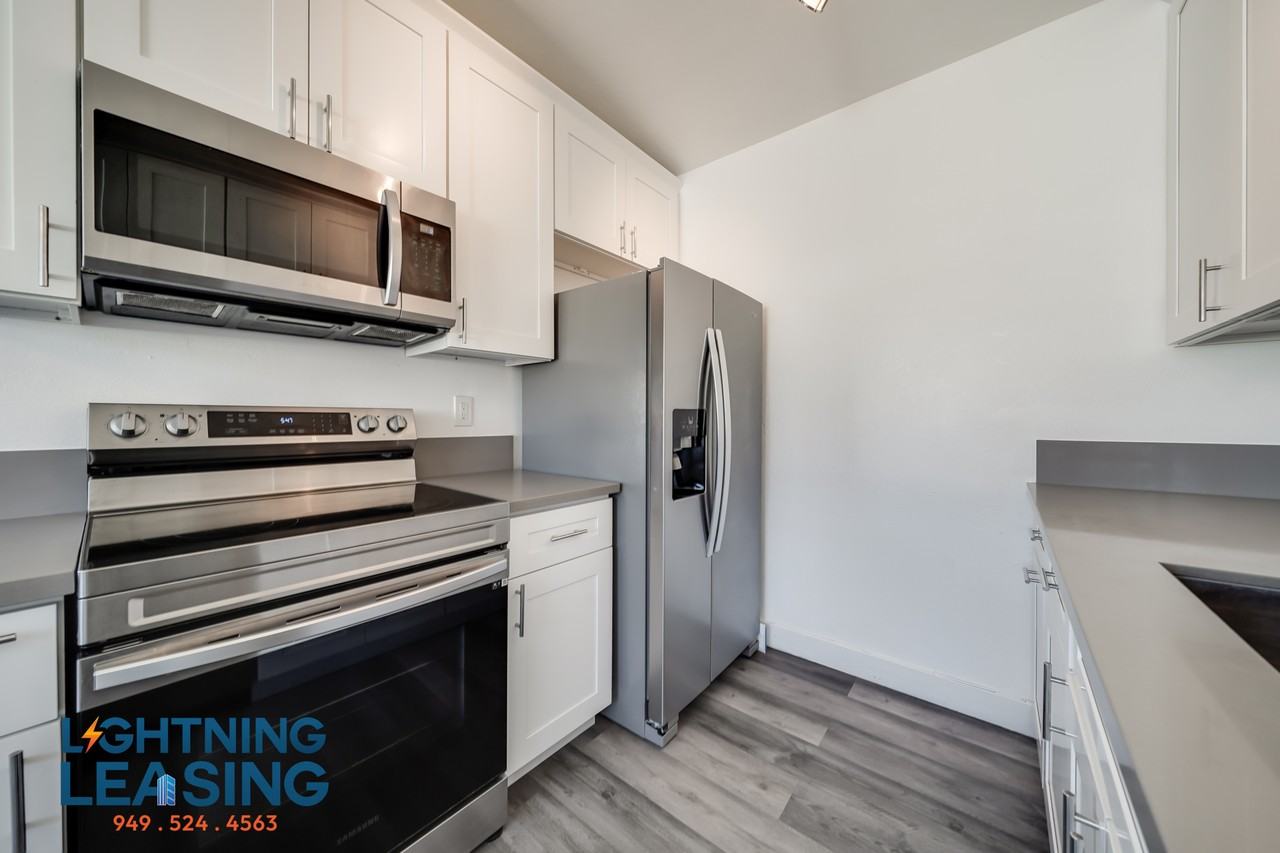 327 W Queen St #11D - Photo 3 of 36