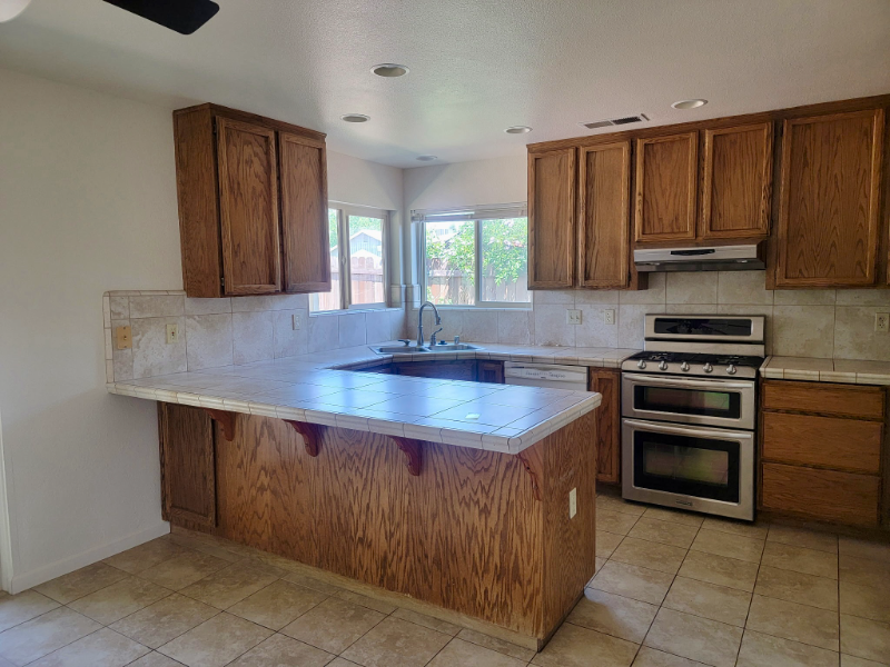 1550 Sterling Dr - Photo 3 of 11